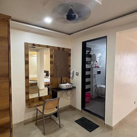 מלון Ambegaon Royal Pure Veg Restaurant And Lodging מראה חיצוני תמונה