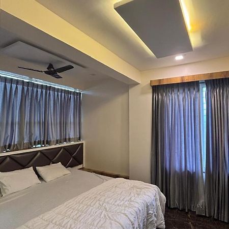מלון Ambegaon Royal Pure Veg Restaurant And Lodging מראה חיצוני תמונה
