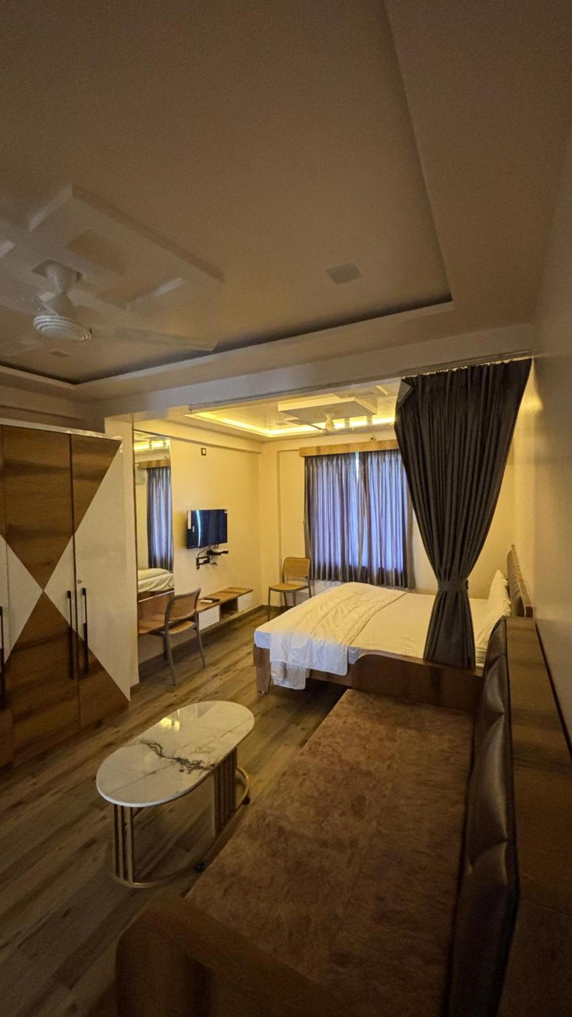 מלון Ambegaon Royal Pure Veg Restaurant And Lodging מראה חיצוני תמונה