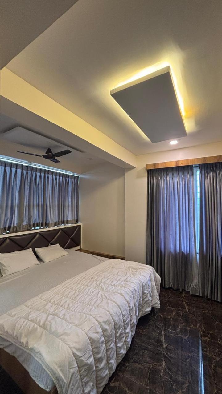 מלון Ambegaon Royal Pure Veg Restaurant And Lodging מראה חיצוני תמונה